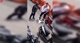 В Боготе уличный герой попытался задержать вора, но вмешался его подручный