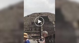 Чоловік почав стріляти по туристів у пірамід у Мексиці