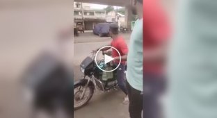 В Индии бродяга попытался повторить трюк Джеки Чана и прыгнул с моста в грузовик