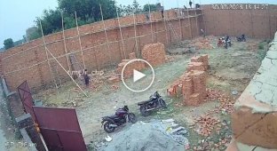 Стена упала на рабочих в Индии