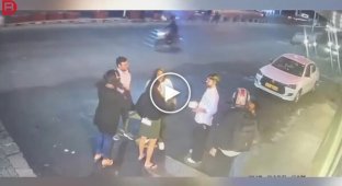 Пьяный водитель перелетел через разделительную полосу и протаранил ресторан, едва не сбив людей