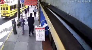 Чоловіка раптово вдарили ножем зі спини, поки він спокійно стояв на вулиці