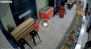 Instant karma for a thief worked so quickly that it’s unlikely he’ll ever dare to commit a robbery again