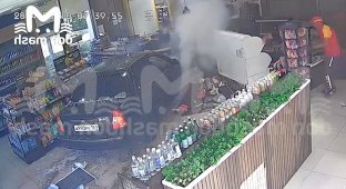 In Russia, a car flew into a gas station building (3 photos + 1 video)