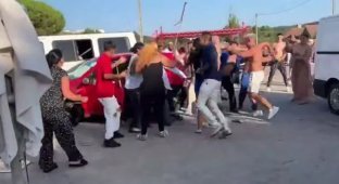 Цыганские разборки в Испании (2 фото + 3 видео)