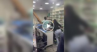 Китайскую пару избили после того, как они назвали клиентов «обезьянами»