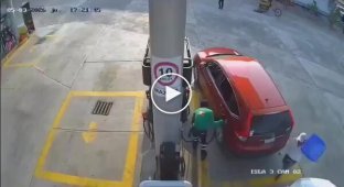 Вооруженные грабители угнали машину семьи прямо на заправке в Мексике