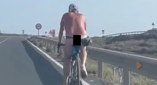 Wearing only sneakers: a naked tourist on a bicycle outraged women in Spain (2 photos + 1 video)