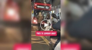 Жесткая разборка посреди дороги: женщины вцепились друг другу в волосы и остановили движение