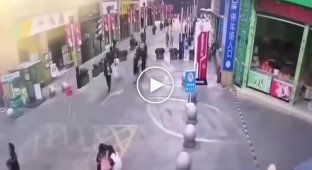В Таиланде в результате землетрясения вода с крыши здания смыла людей