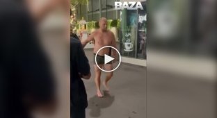 A Russian tourist demonstrated the style of a drunken master in Thailand