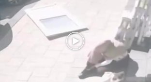 In Turkey, a door fell on a pedestrian from a height of seven meters