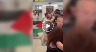 Активісти заблокували вихід в аеропорту — поліція з дубинками швидко навела лад