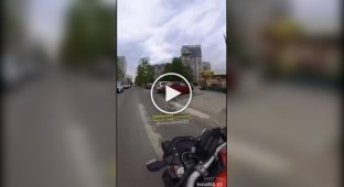 Meeting between a motorcyclist and a scooter