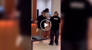 An American cop calmed down a man who broke down a hotel door in seconds.
