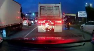 Массовое ДТП на пункте взимания платы в Колумбии