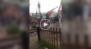 Мужчины пострадали от удара током на празднике в Индии