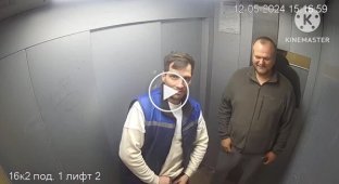 Couriers staged an unexpected “performance” in the elevator