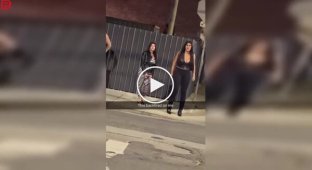 Хлопець невдало пожартував над дівчатами, які чекають на таксі