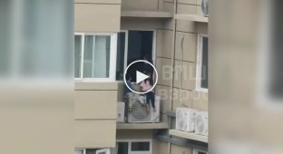 In China, a woman quarreled with her husband and put her children on an air conditioner on the 23rd floor