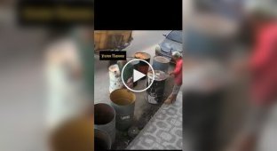 Парни подносили зажигалку к пустым бочкам — одна из них сдетонировала