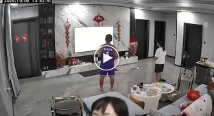 Мужчина бросил падчерицу на пол во время ссоры с женой