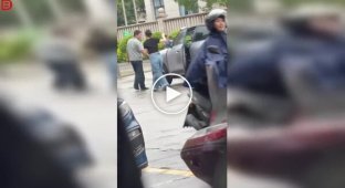 Конфликт на парковке в Китае: женщина ударила охранника, после чего получила ответный удар