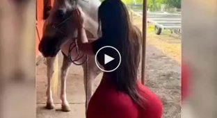 Зато можно седло не вешать на лошадь