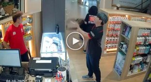 Покупатели магазина в Малайзии стали свидетелями разборок