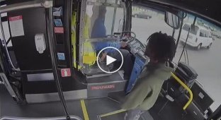 A black genius attacked the driver of a moving bus because he asked him to pay for the fare