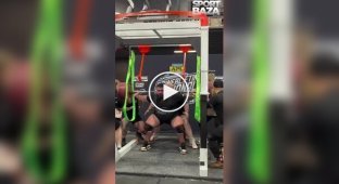 У австралійського пауерліфтера пішла кров із скальпу під час присіду