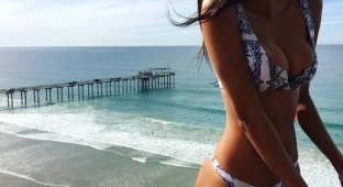 Жгучая брюнетка с длинными ногами и стройной фигурой Cecilia