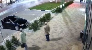 A drunk driver in Russia, deprived of his license for drugs, almost hit pedestrians (3 photos + 1 video)