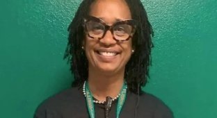 US teacher fired for forcing student to massage her feet as punishment (2 photos)