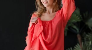 Кейтлин в красном платье