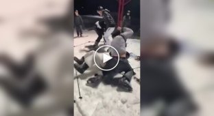 На горнолыжном курорте лыжники устроили драку