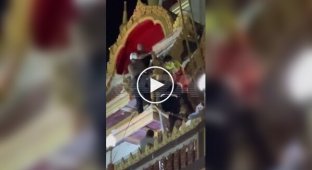 In Phuket, a Russian climbed onto a pagoda and sat there for several hours