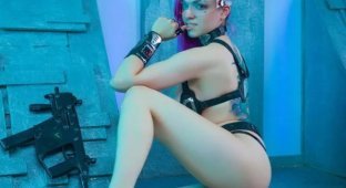 Эффектные девушки в соблазнительных косплей костюмах