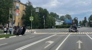 Как-то очень уж легко опрокинулся китайский кроссовер (6 фото + 1 видео)