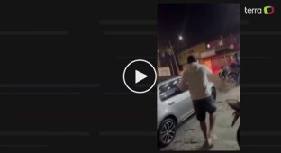 В Бразилии полицейский автомобиль во время погони сбил мотоциклиста и врезался в стену здания