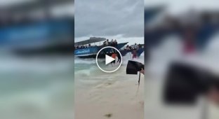 Туристка сломала позвоночник после падения с экскурсионной лодки