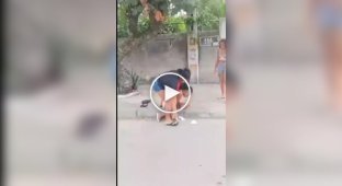 A deceived wife attacked her husband's mistress and cut off both her hair and clothes