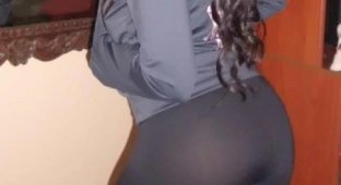 Красиві та спортивні дівчата в обтягуючих штанцях для йоги.