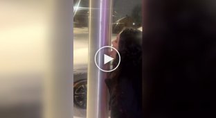 Жінка лизнула метал на морозі