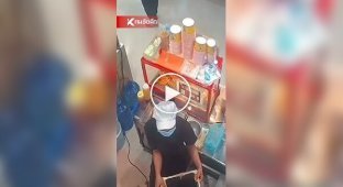 У Таїланді дівчина облила колегу гарячою олією