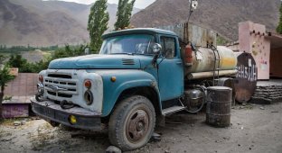 Hard gas stations in Tajikistan (7 photos)