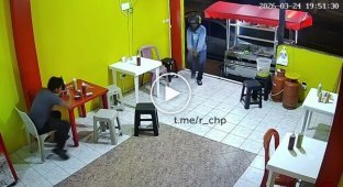 Владелец кафе дал отпор вооруженному грабителю
