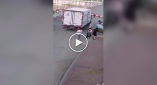Грузовик снес ограничитель проезда