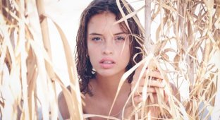 Глория на диком пляже