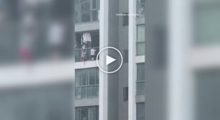 Маленькі брат і сестра повисли на краю балкона на висоті 13-го поверху